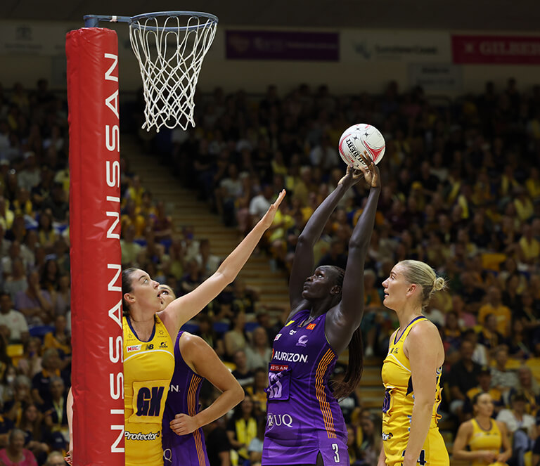 women playing netball